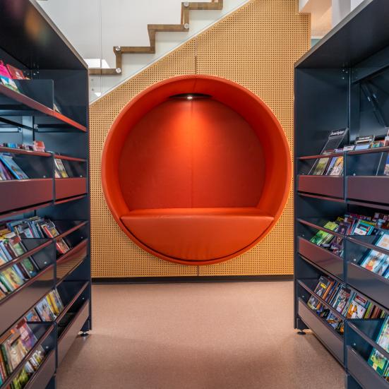 Billedet viser bogreoler og læsekrog på Nr. Nebel Bibliotek