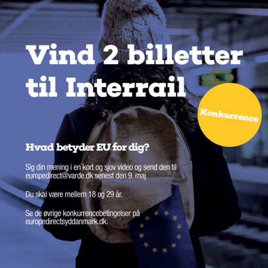 Billedet viser en person set fra ryggen med hue og rygsæk på en banegård. Der stikker et EU-flag ud fra rygsækken