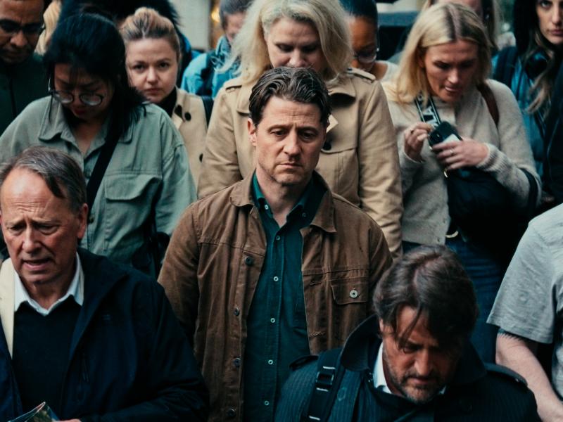 Billedet forestiller en gruppe af mennesker som ser ud til at bevæge sig i samme retning.