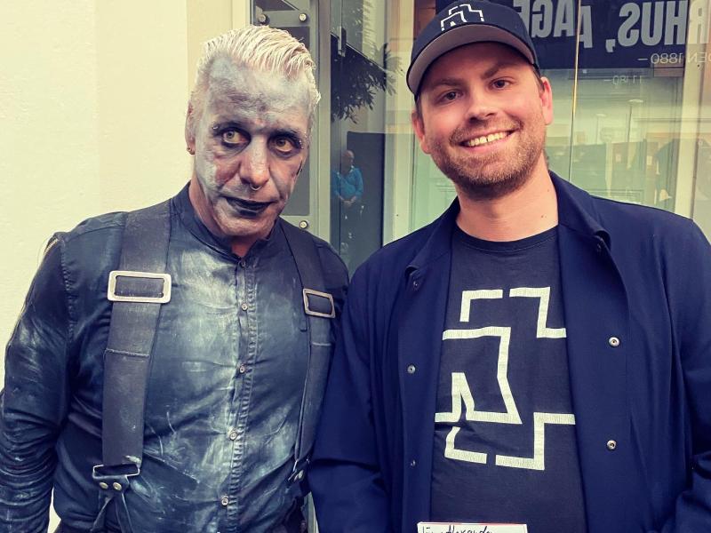 Billedet viser en smilende Alexander Hemstedt ved siden af én af dem fra Rammstein